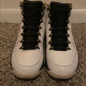 Jordan 9’s retro green statue